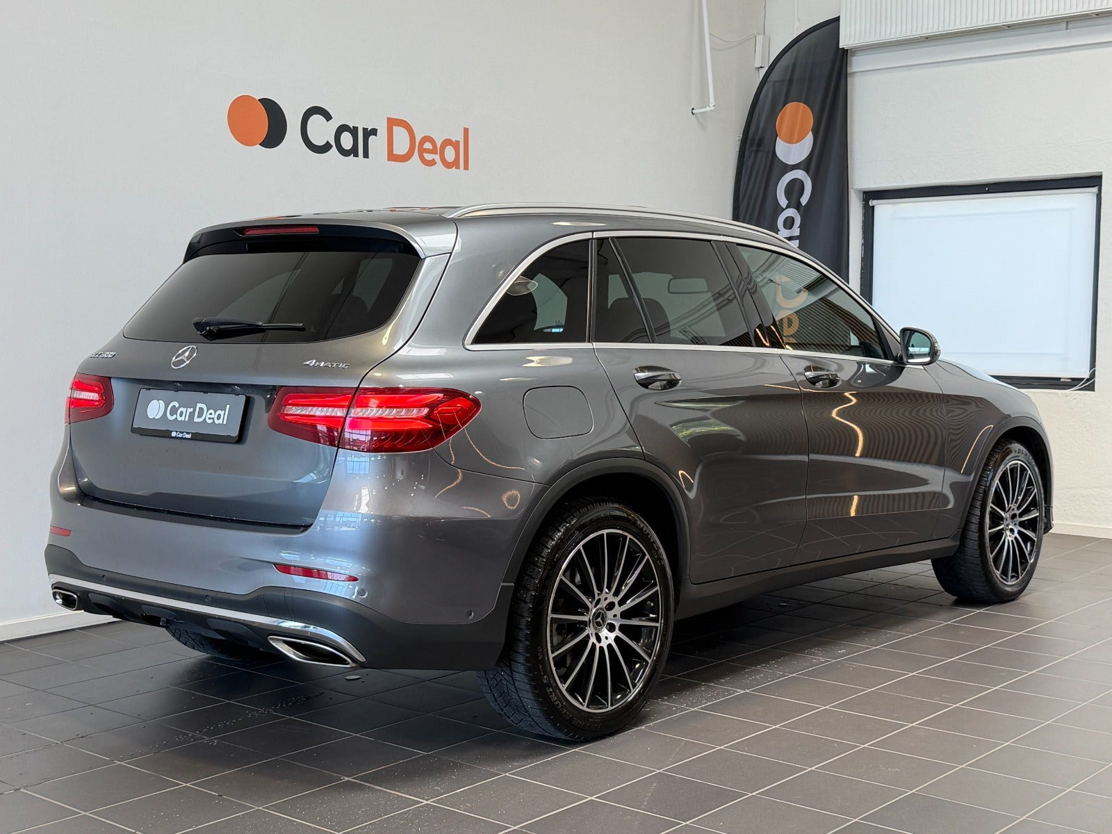 Grå Mercedes GLC300 fra 2018