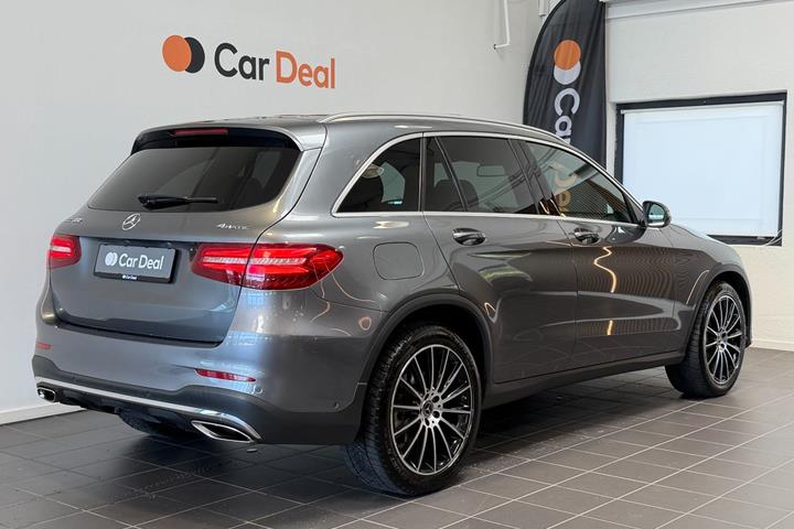 Grå Mercedes GLC300 fra 2018