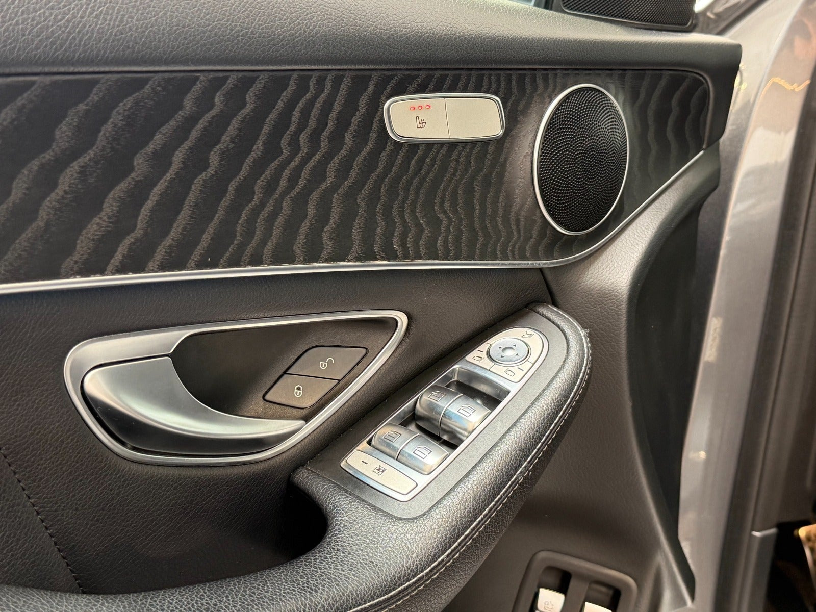 Grå Mercedes GLC300 fra 2018