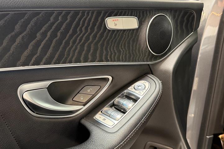 Grå Mercedes GLC300 fra 2018
