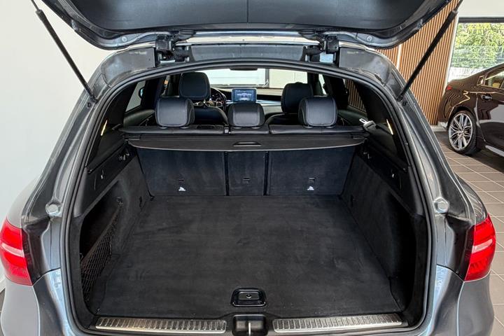 Grå Mercedes GLC300 fra 2018