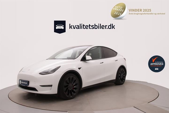 Hvid Tesla Model Y fra 2023 set udefra