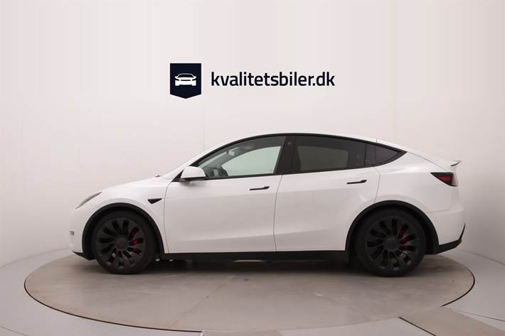 Hvid Tesla Model Y fra 2023