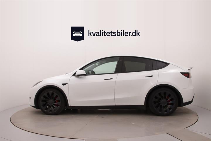 Hvid Tesla Model Y fra 2023