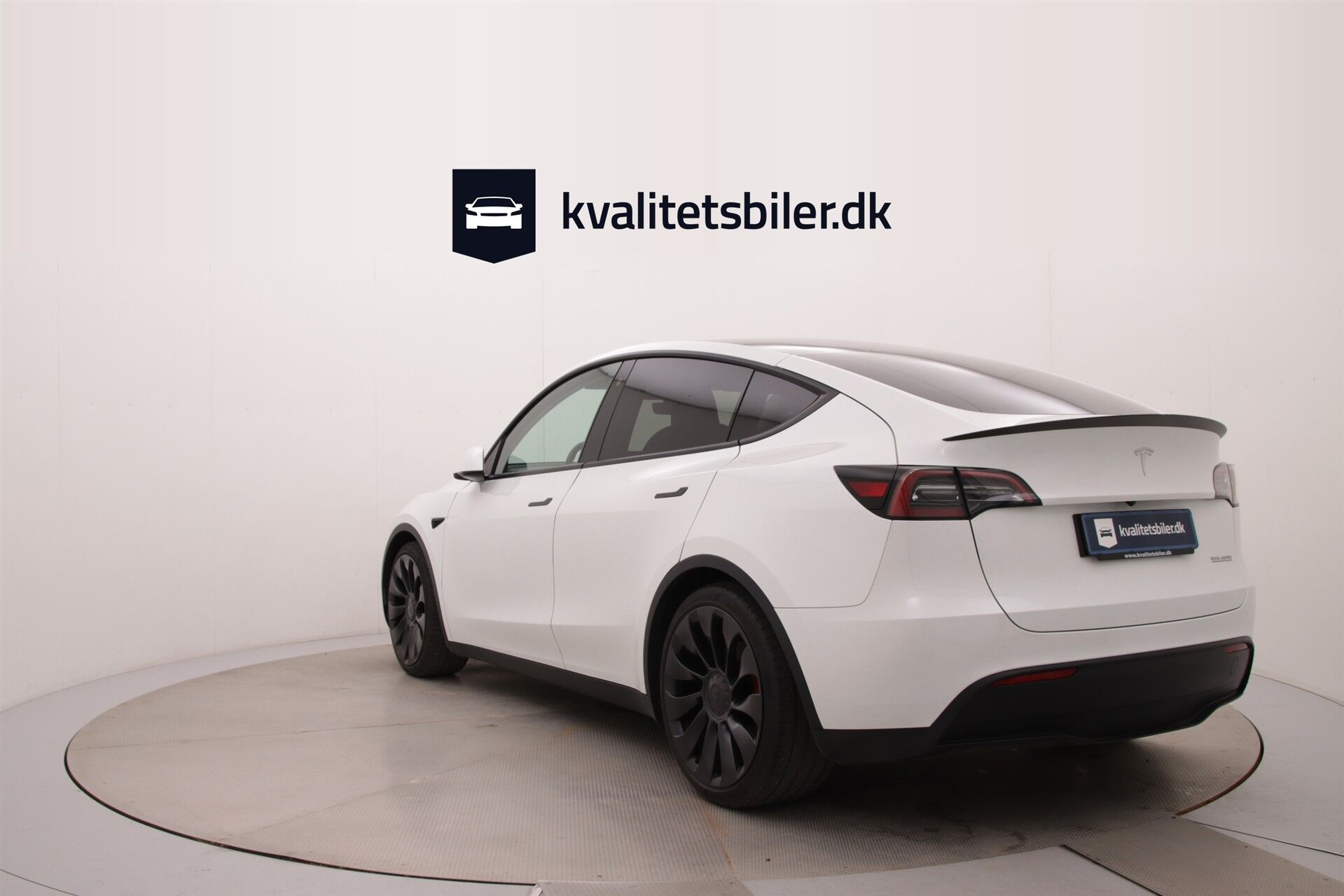 Hvid Tesla Model Y fra 2023