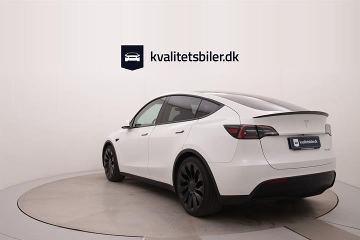 Hvid Tesla Model Y fra 2023