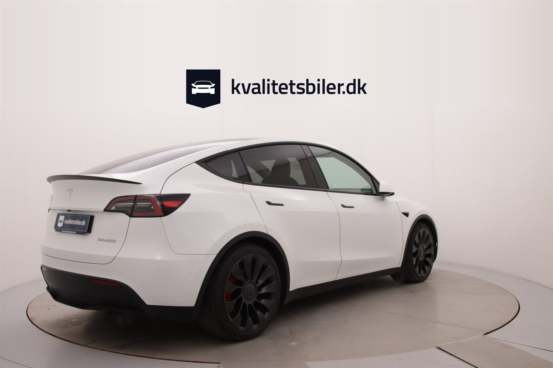 Hvid Tesla Model Y fra 2023