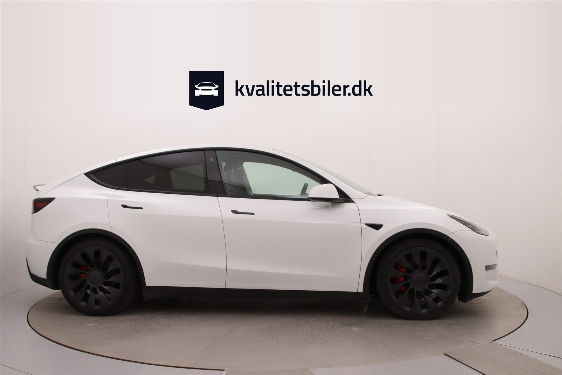 Hvid Tesla Model Y fra 2023