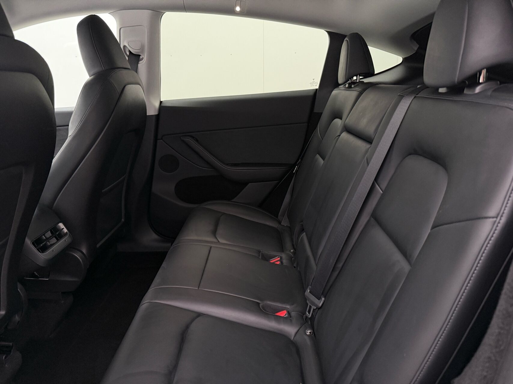 Hvid Tesla Model Y fra 2023