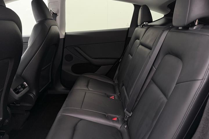 Hvid Tesla Model Y fra 2023