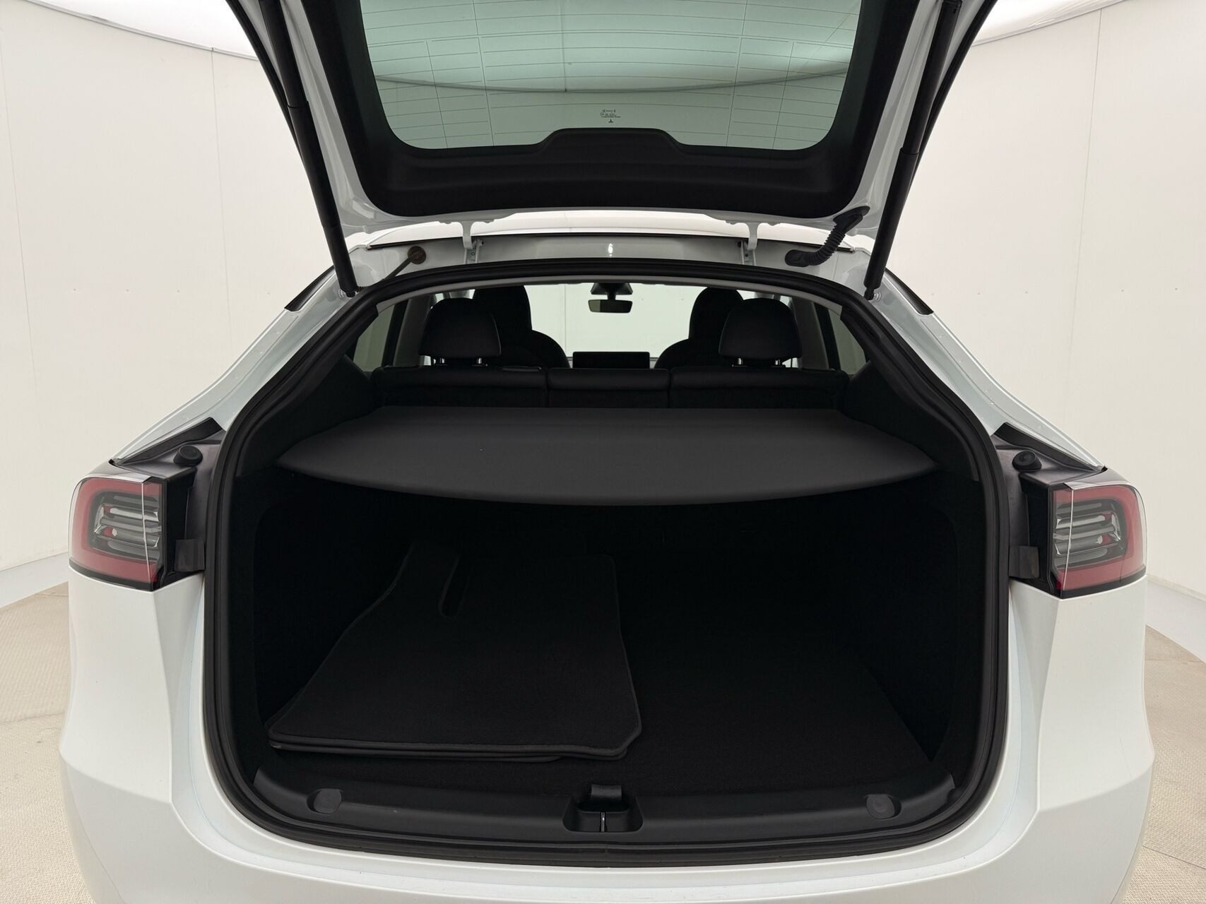 Hvid Tesla Model Y fra 2023