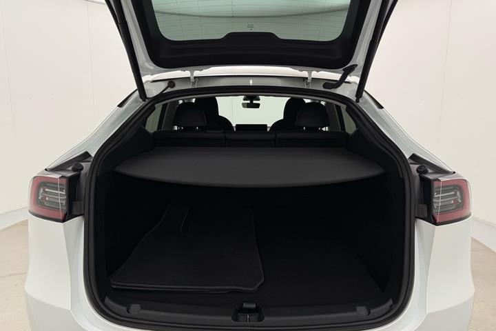 Hvid Tesla Model Y fra 2023