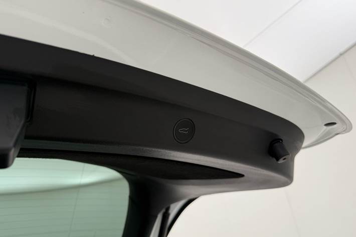 Hvid Tesla Model Y fra 2023