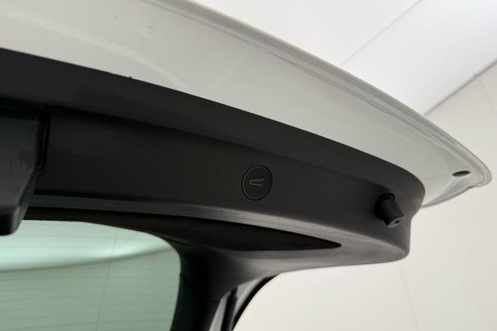 Hvid Tesla Model Y fra 2023