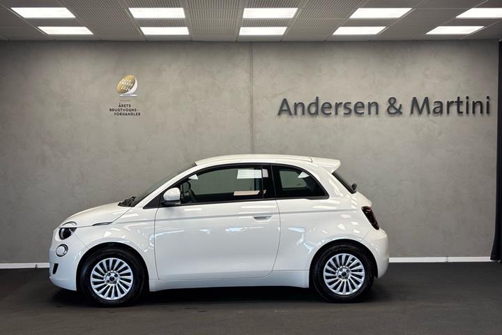 Hvid Fiat 500e fra 2023