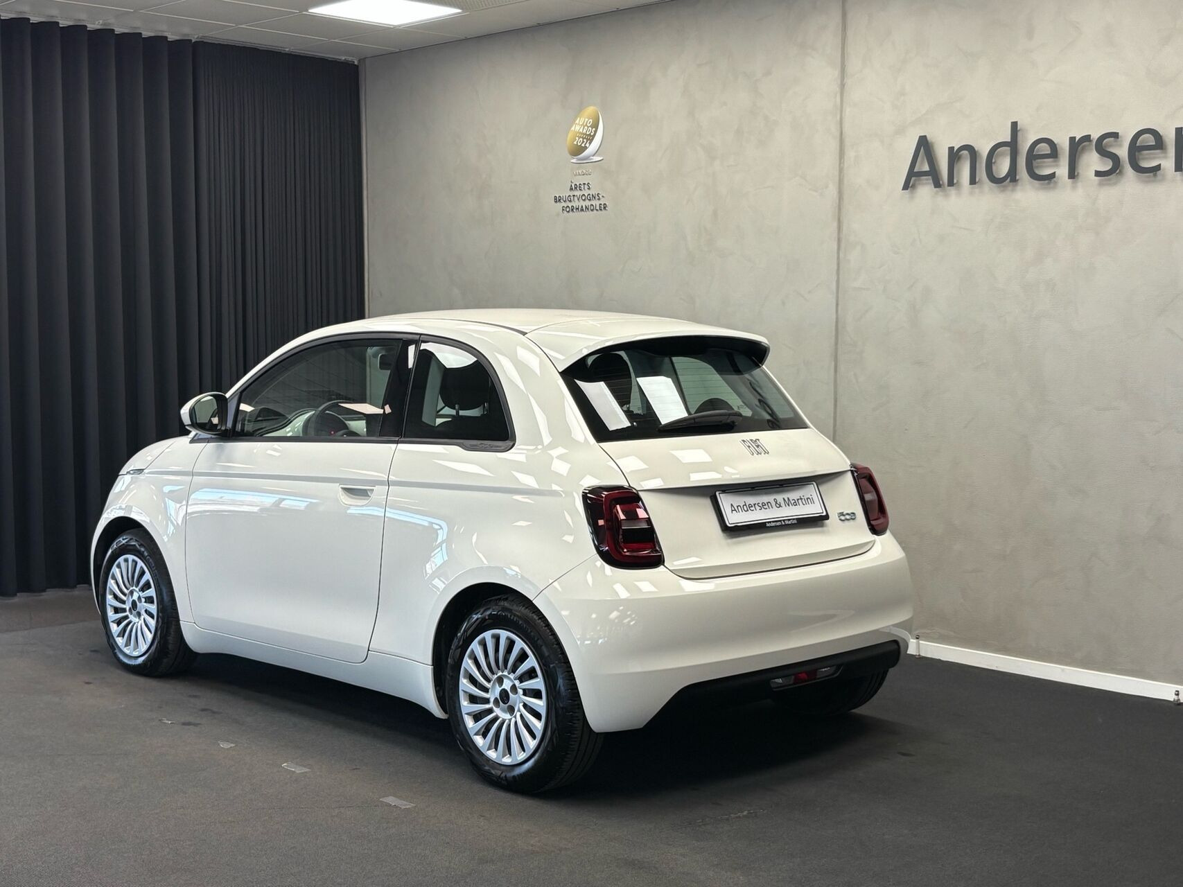 Hvid Fiat 500e fra 2023
