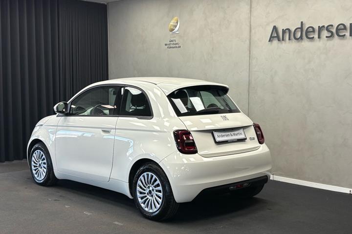 Hvid Fiat 500e fra 2023