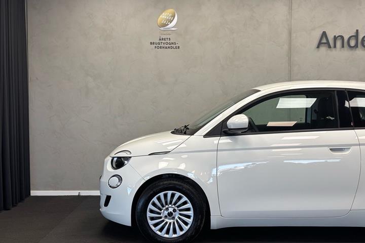 Hvid Fiat 500e fra 2023