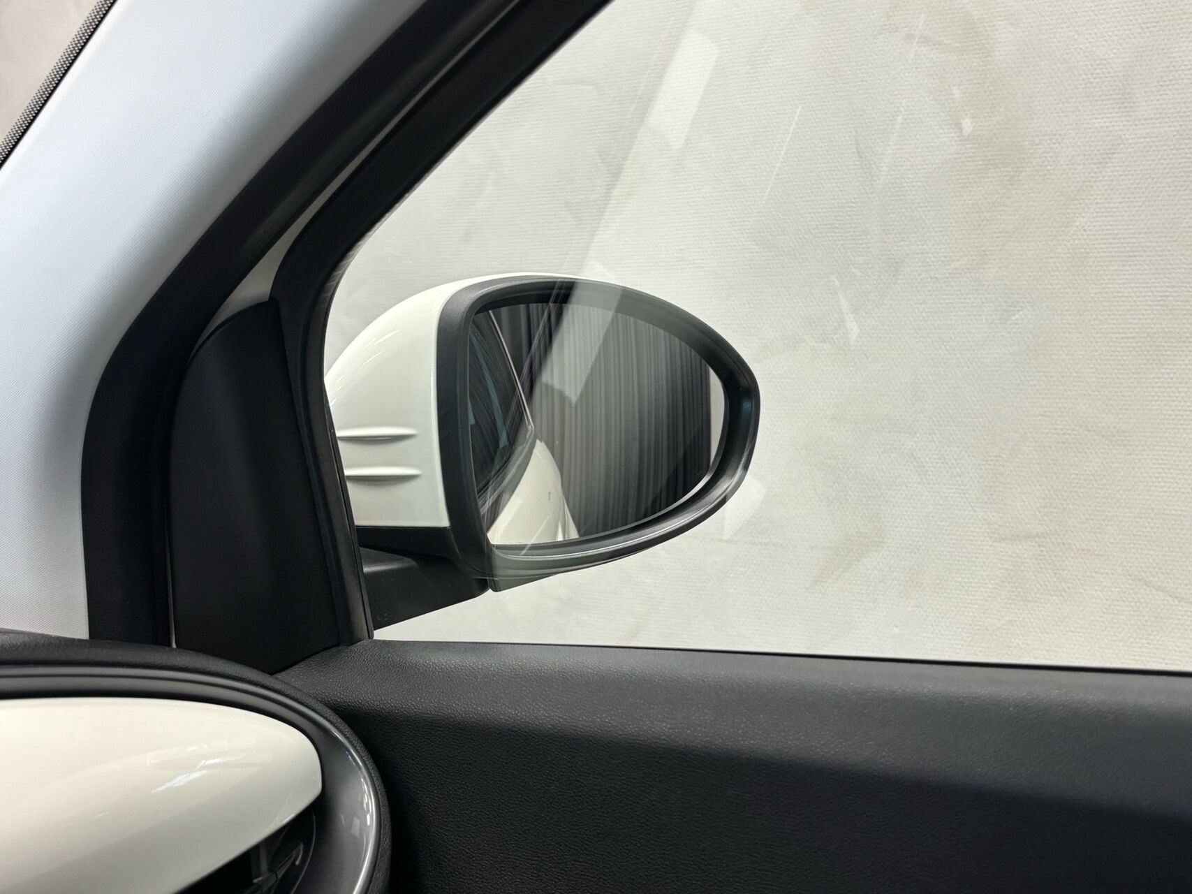 Hvid Fiat 500e fra 2023