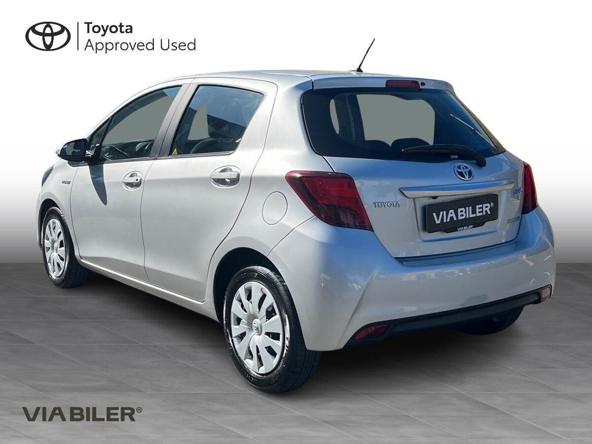 Sølv Toyota Yaris fra 2016