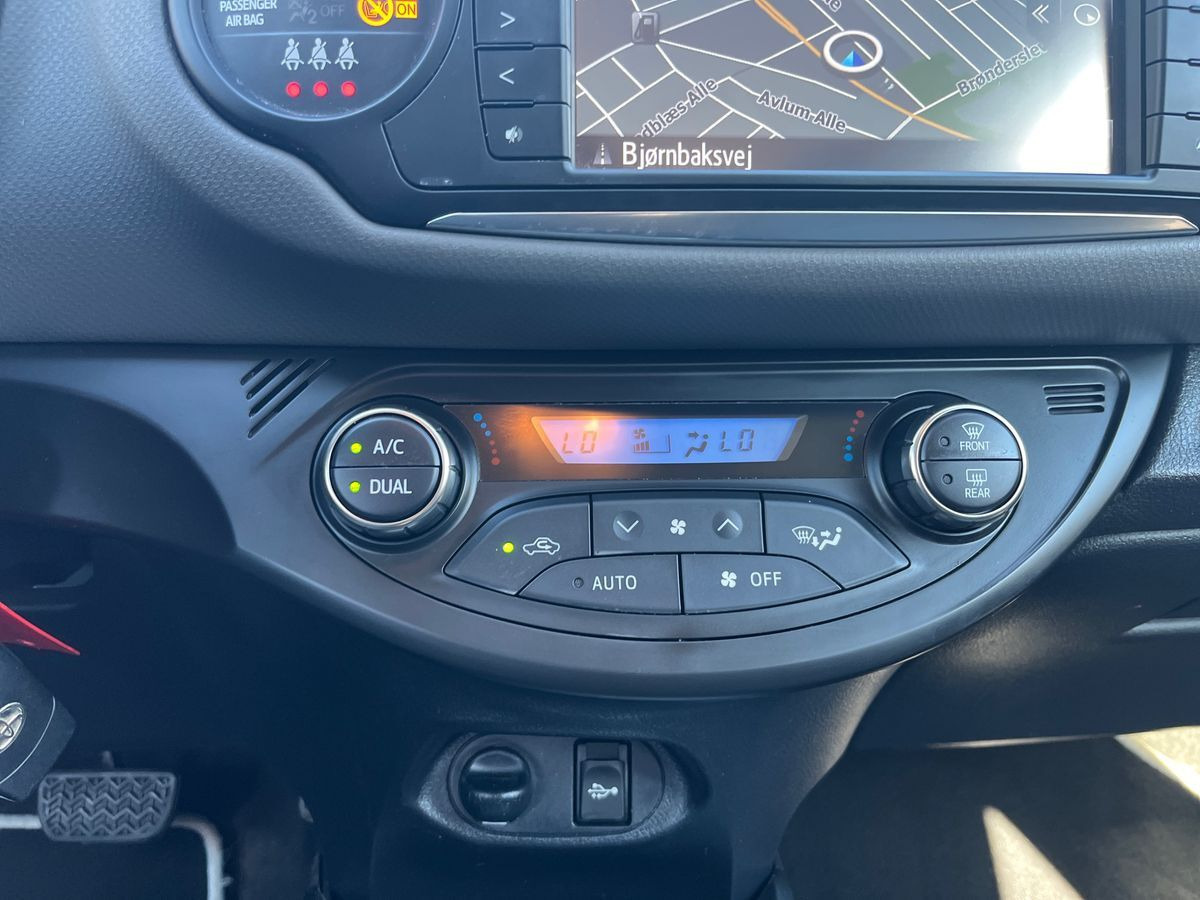 Sølv Toyota Yaris fra 2016
