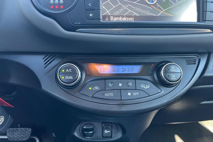 Sølv Toyota Yaris fra 2016
