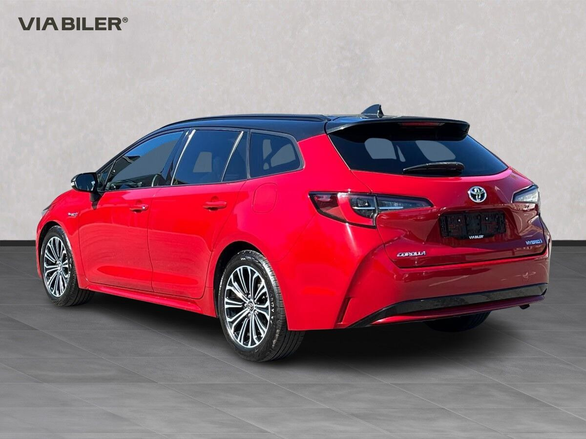 Rød Toyota Corolla fra 2019