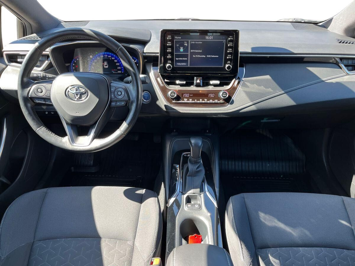 Rød Toyota Corolla fra 2019