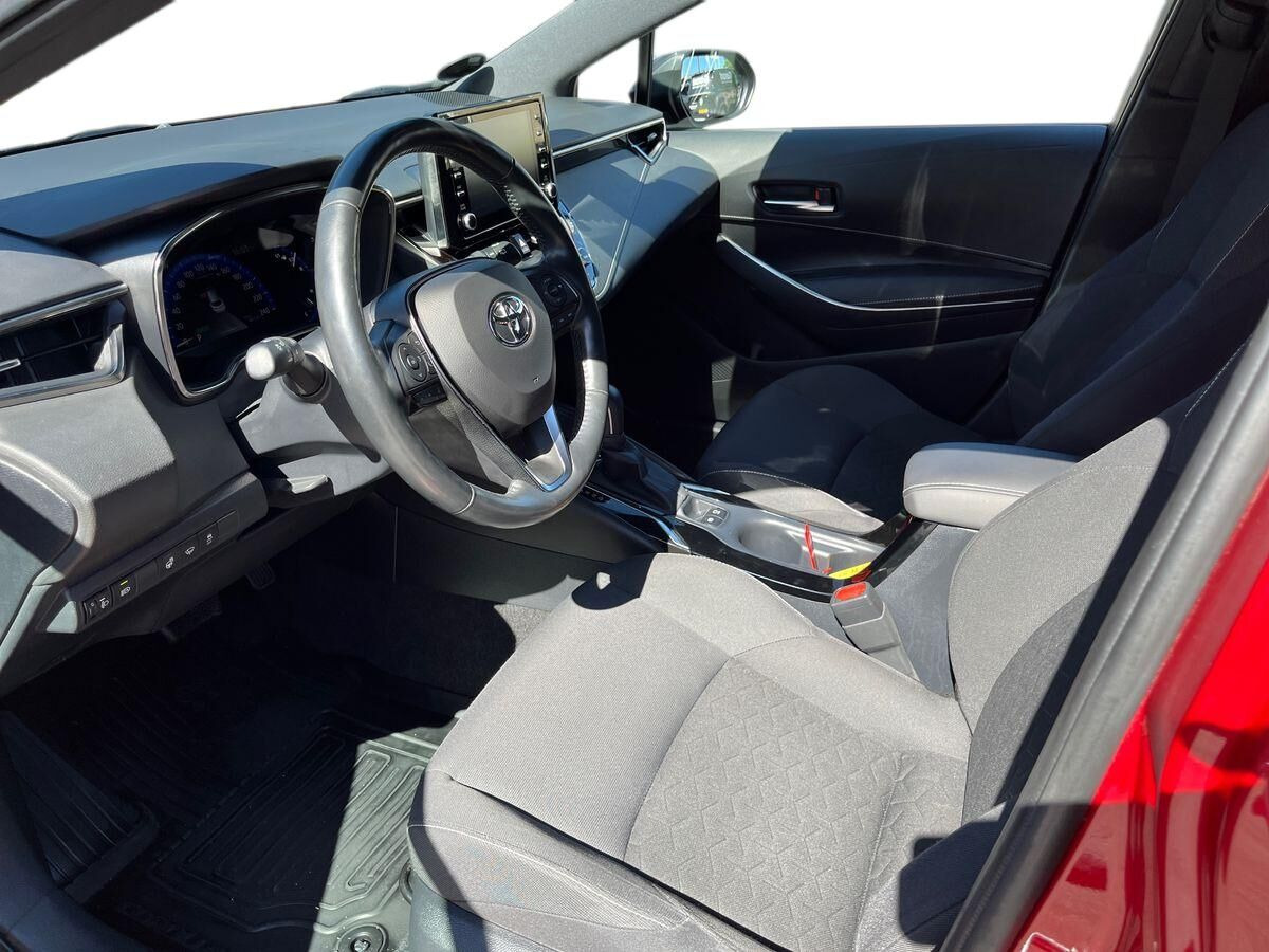 Rød Toyota Corolla fra 2019