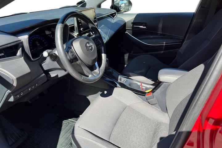 Rød Toyota Corolla fra 2019
