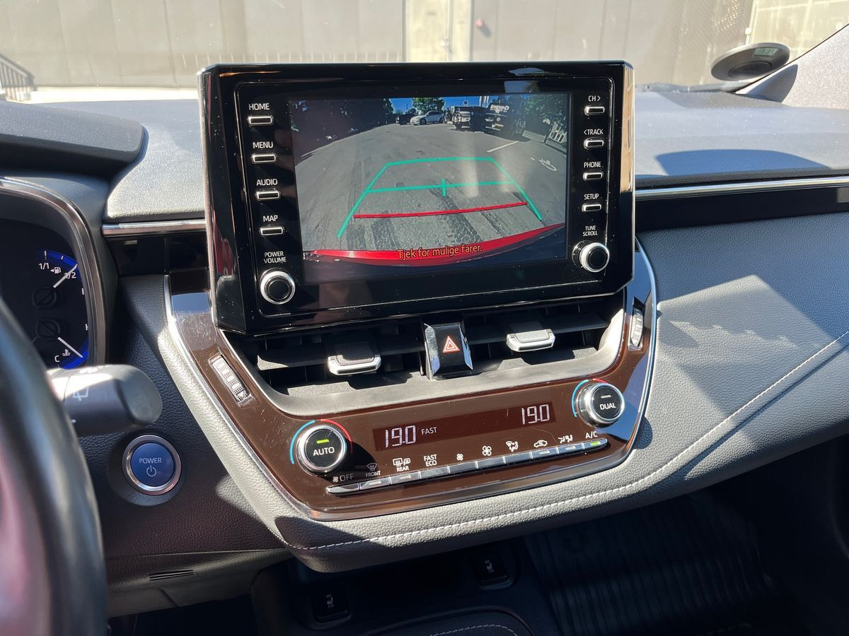 Rød Toyota Corolla fra 2019