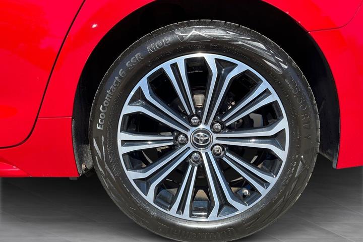 Rød Toyota Corolla fra 2019