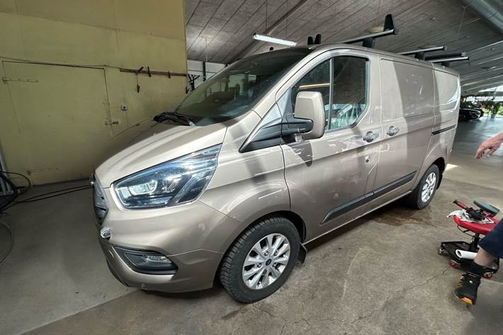 Grå Ford Transit Custom fra 2018