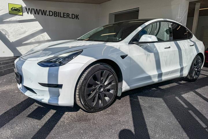 Hvid Tesla Model 3 fra 2023 set udefra