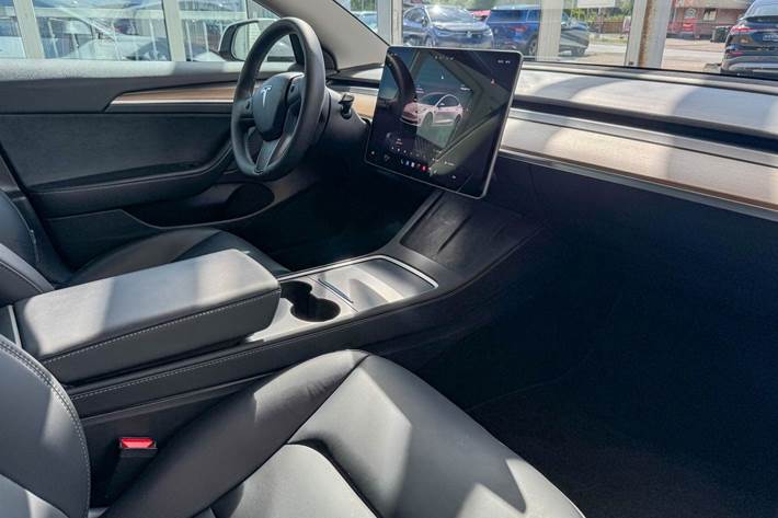 Hvid Tesla Model 3 fra 2023