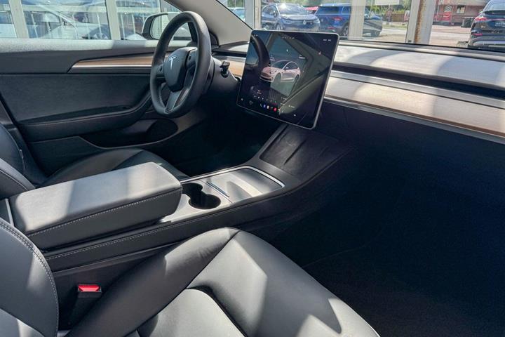 Hvid Tesla Model 3 fra 2023
