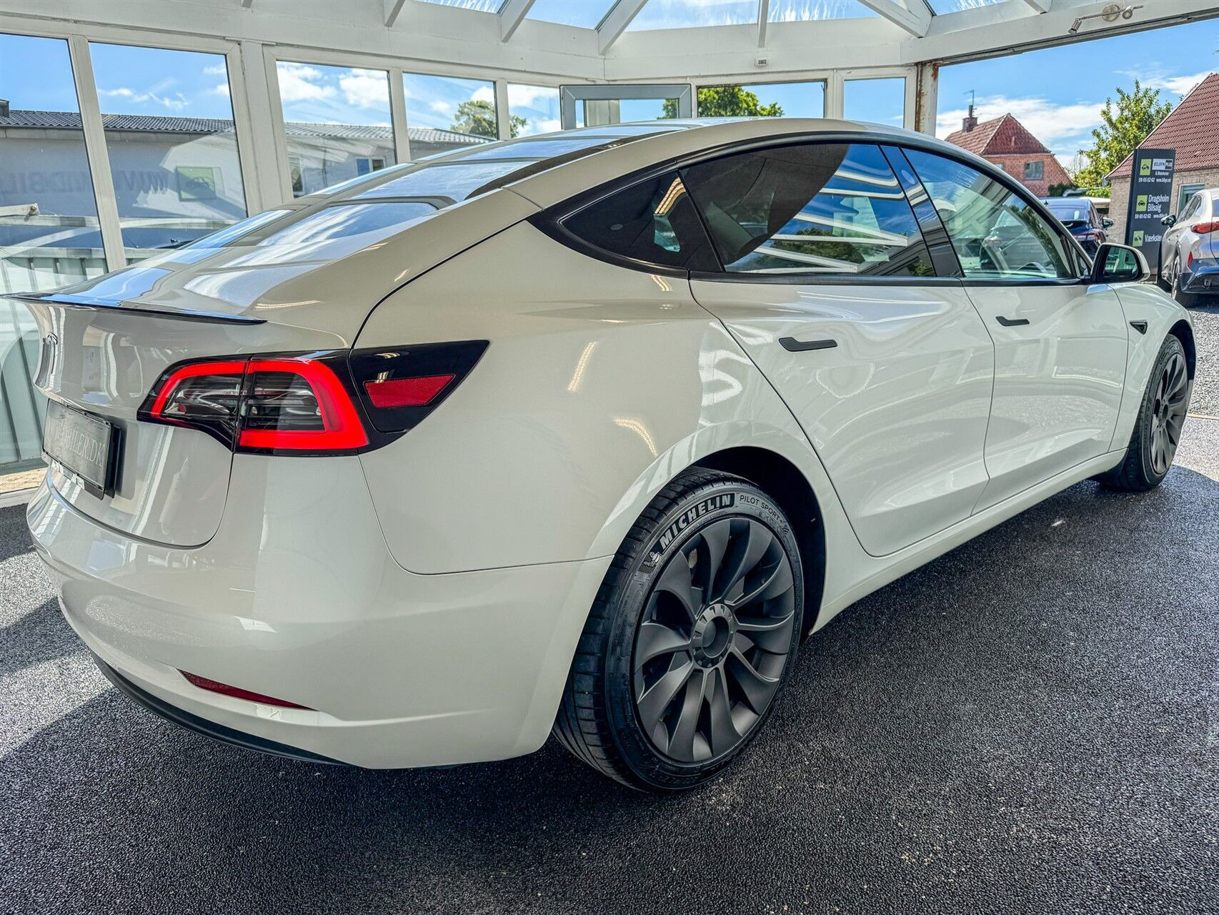Hvid Tesla Model 3 fra 2023