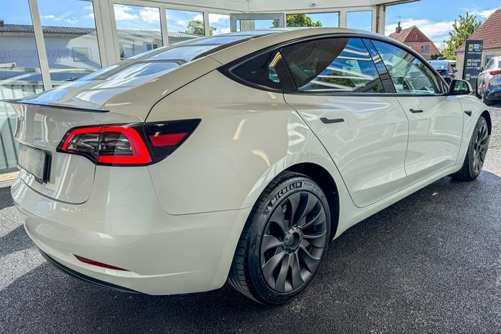 Hvid Tesla Model 3 fra 2023