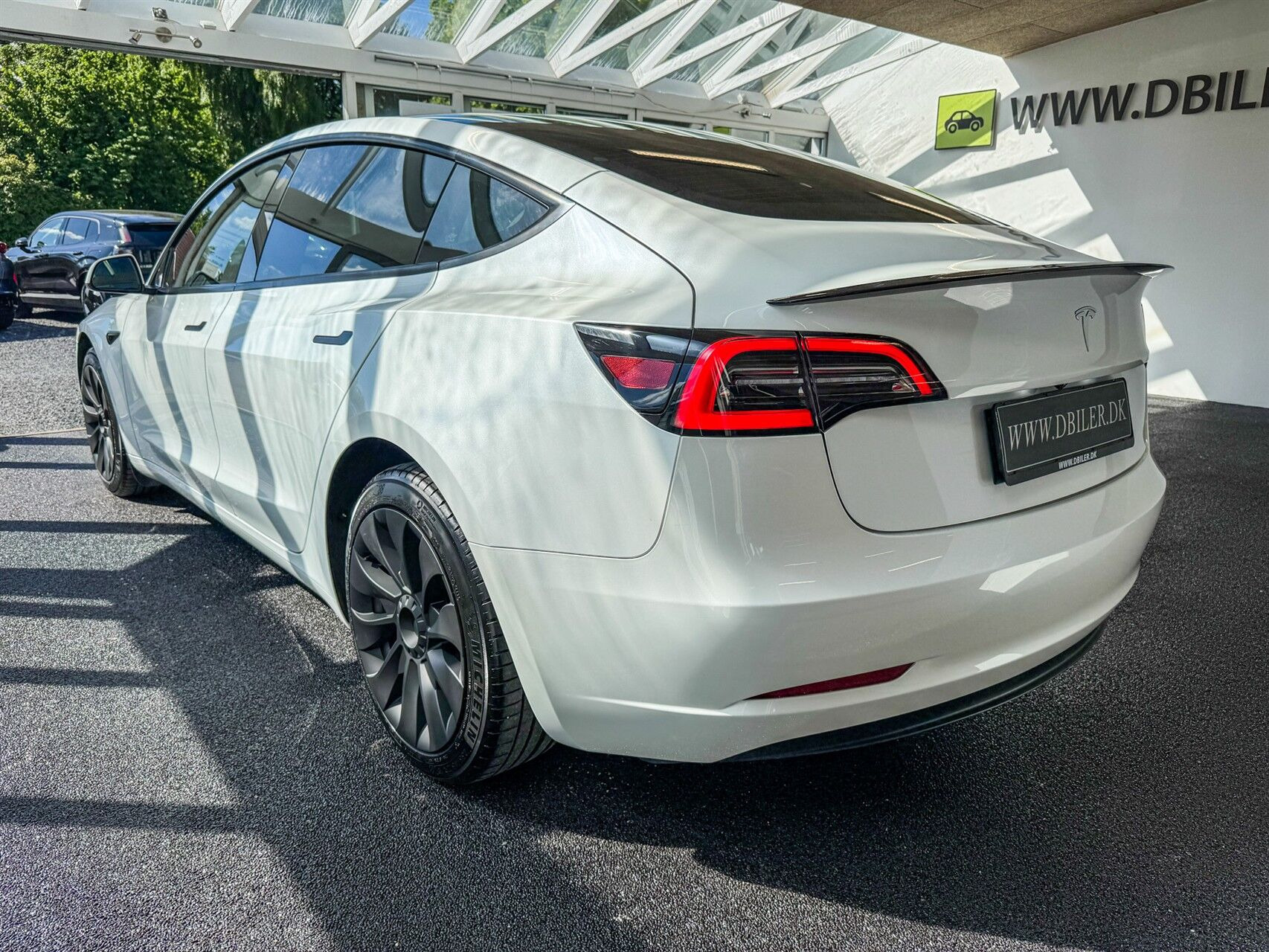 Hvid Tesla Model 3 fra 2023