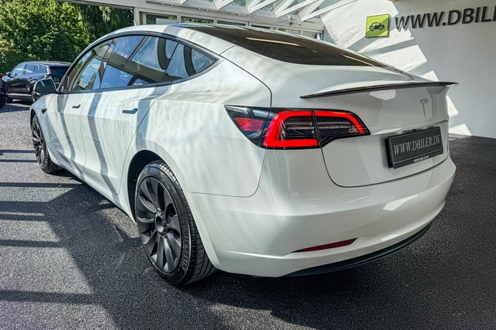 Hvid Tesla Model 3 fra 2023