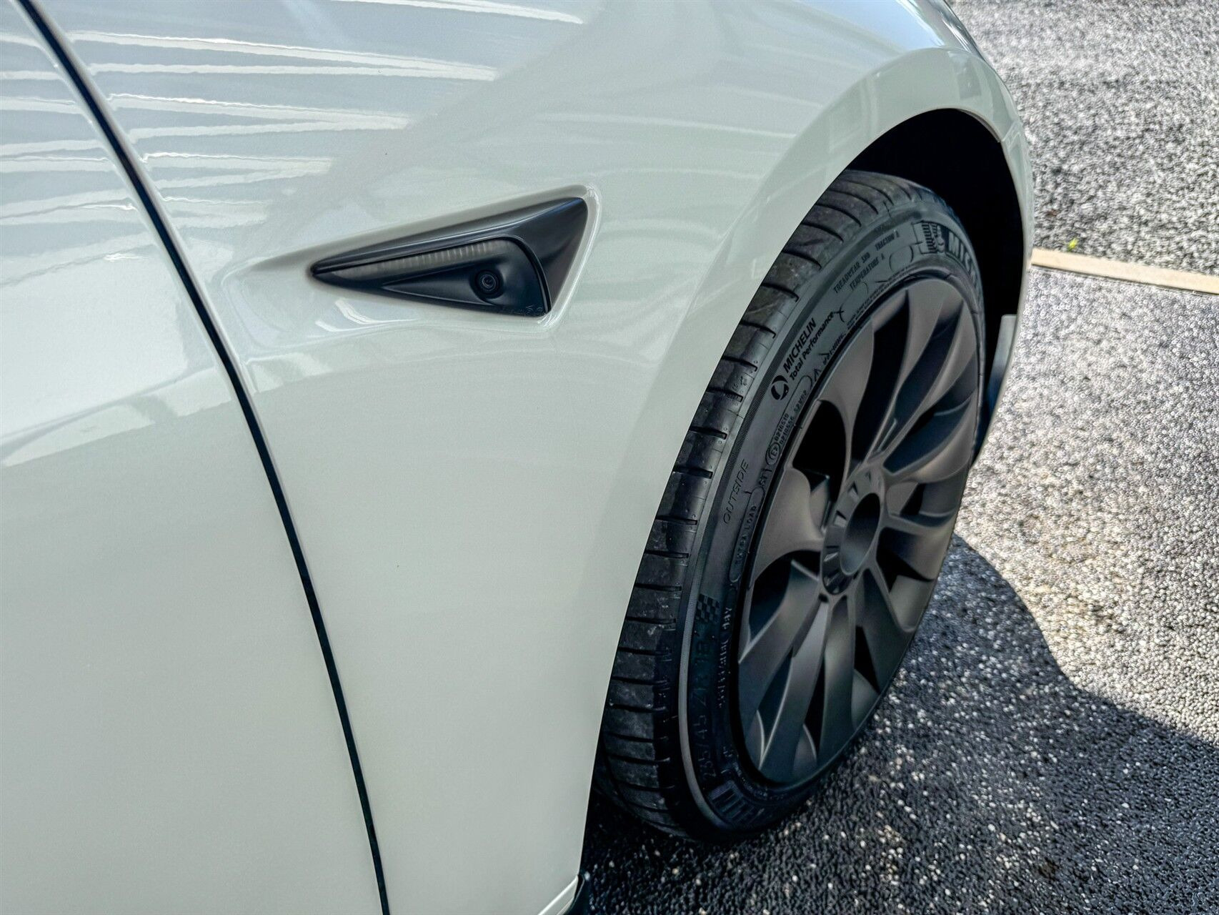 Hvid Tesla Model 3 fra 2023