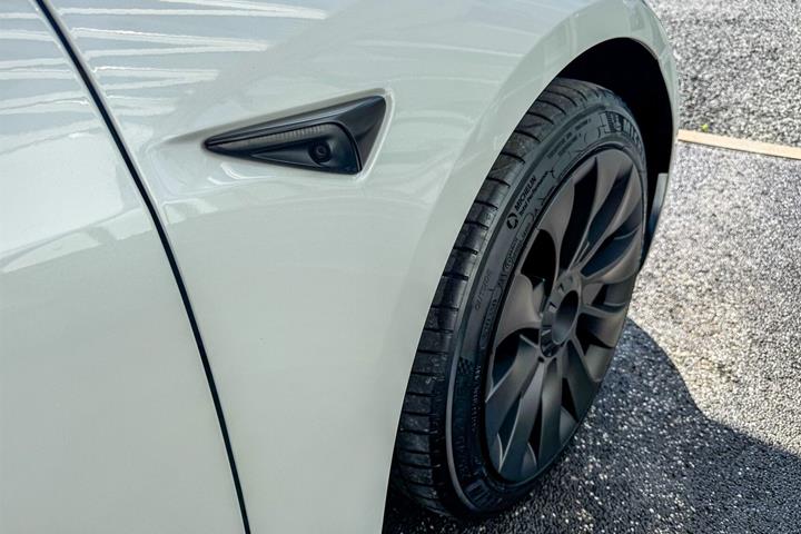 Hvid Tesla Model 3 fra 2023
