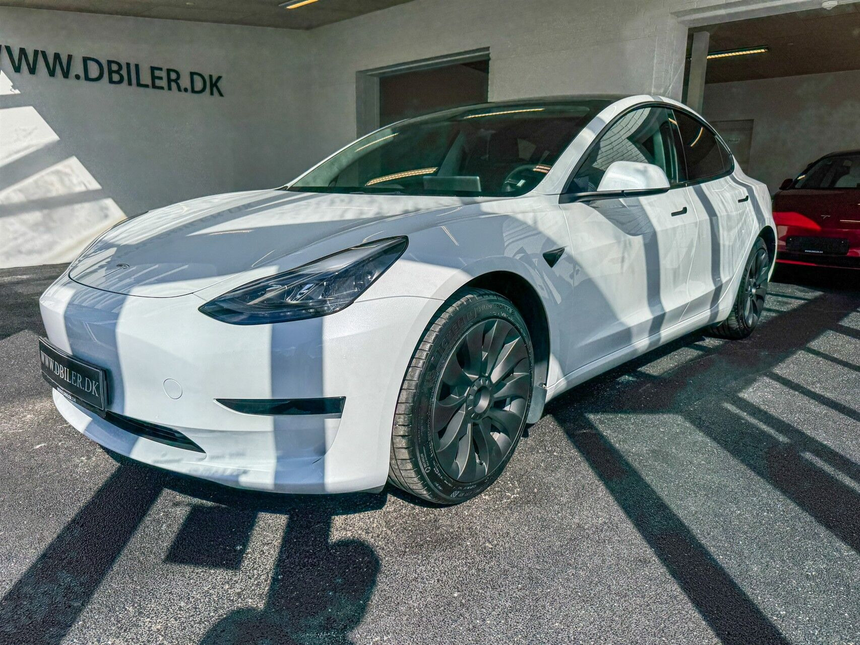 Hvid Tesla Model 3 fra 2023