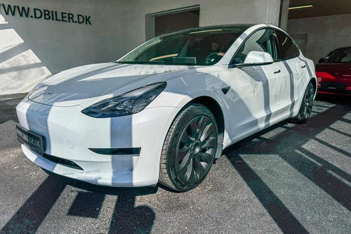 Hvid Tesla Model 3 fra 2023