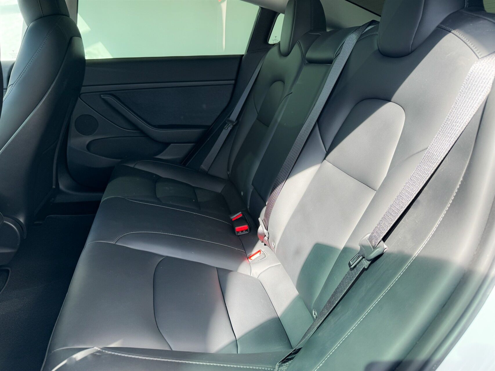 Hvid Tesla Model 3 fra 2023