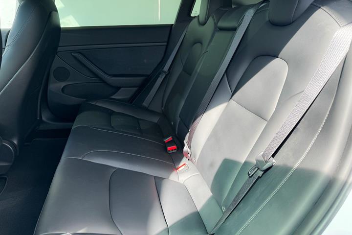 Hvid Tesla Model 3 fra 2023