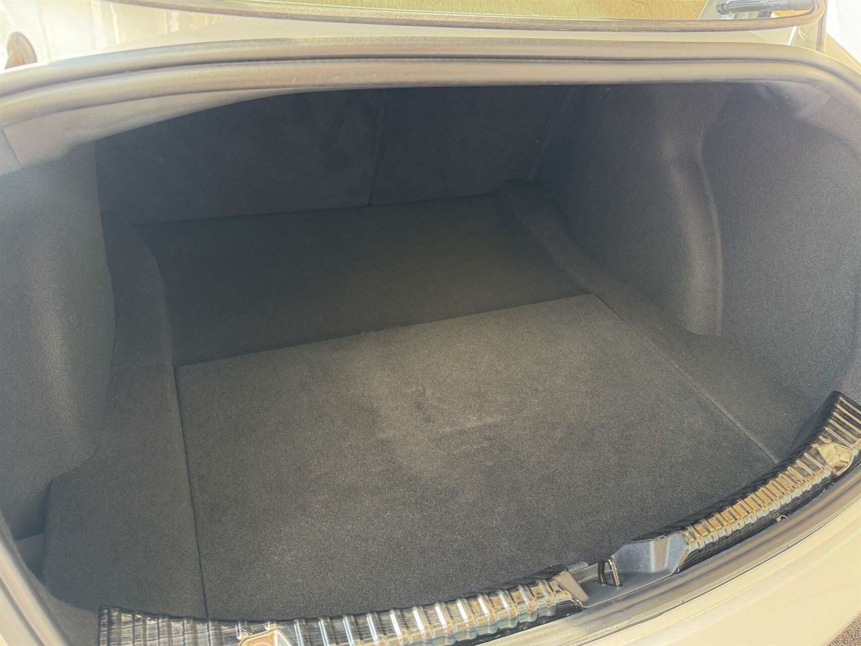 Hvid Tesla Model 3 fra 2023