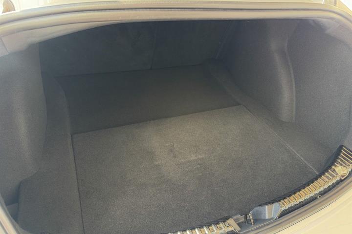 Hvid Tesla Model 3 fra 2023