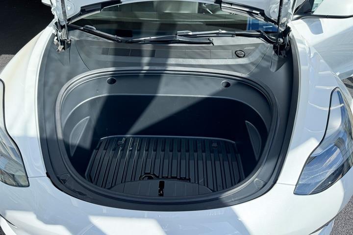 Hvid Tesla Model 3 fra 2023