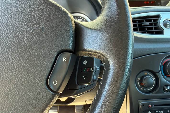 Beige Renault Clio III fra 2012